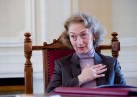 <span style="color:#990000;">Exclusiv</span> Simina Tănăsescu, despre anularea alegerilor, pensiile magistraților, rolurile și relațiile dintre judecătorii CCR - <span style="color:#990000;">Interviu video</span>