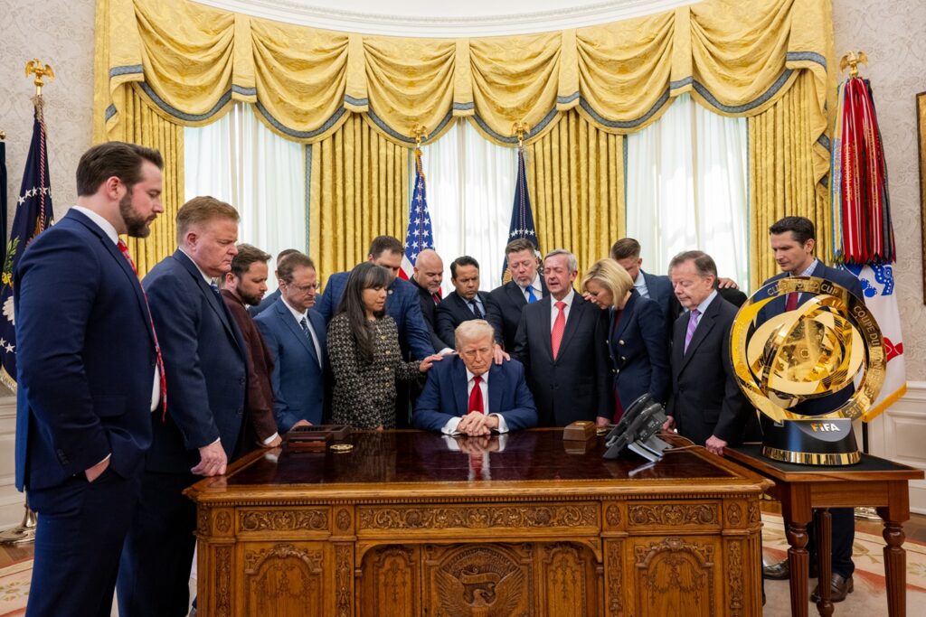 Rugăciune în Biroul Oval: Pastorii evanghelici au pus mâinile pe Trump (Video)