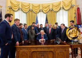 Rugăciune în Biroul Oval: Pastorii evanghelici au pus mâinile pe Trump (Video)