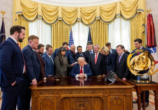 Rugăciune în Biroul Oval: Pastorii evanghelici au pus mâinile pe Trump (Video)