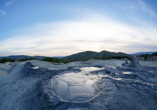 Ambasadorul Japoniei face reclamă la cârnații de Pleșcoi și Vulcanii Noroioși: Pantoful meu a fost înghițit de noroi (Video)