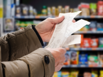 Mulți români spun că își gestionează bine banii, dar realitatea îi contrazice. Care este prima reacție în caz de urgență – sondaj XTB