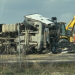 Un camion cu nisip s-a răsturnat pe autostrada A1 București-Pitești: Coloane de mașini pe ambele sensuri (Foto)