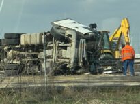 Un camion cu nisip s-a răsturnat pe autostrada A1 București-Pitești: Coloane de mașini pe ambele sensuri (Foto)
