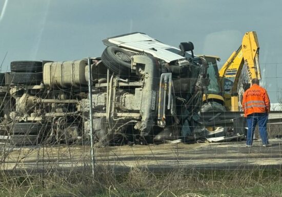 Un camion cu nisip s-a răsturnat pe autostrada A1 București-Pitești: Coloane de mașini pe ambele sensuri (Foto)
