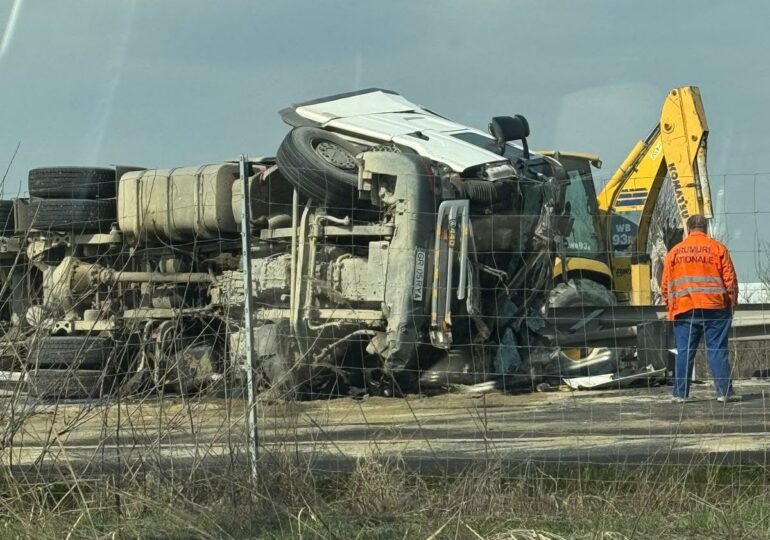 Un camion cu nisip s-a răsturnat pe autostrada A1 București-Pitești: Coloane de mașini pe ambele sensuri (Foto)
