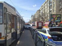 Accident grav în București. O mașină a lovit oamenii de pe refugiu și a intrat apoi în tramvai
