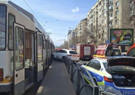 Accident grav în București. O mașină a lovit oamenii de pe refugiu și a intrat apoi în tramvai