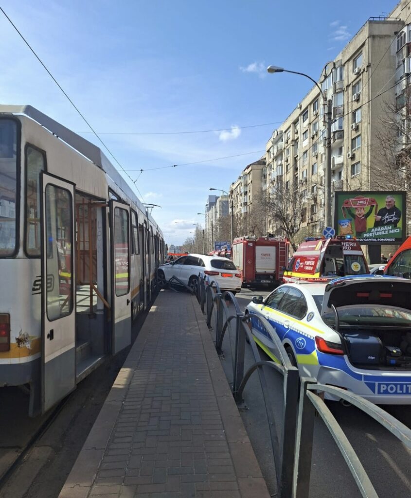 Accident grav în București. O mașină a lovit oamenii de pe refugiu și a intrat apoi în tramvai
