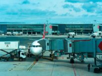 Cum afectează războiul din Iran milioane de planuri de călătorie: Recomandări pentru cei care care au zboruri programate sau vor să-și cumpere bilete