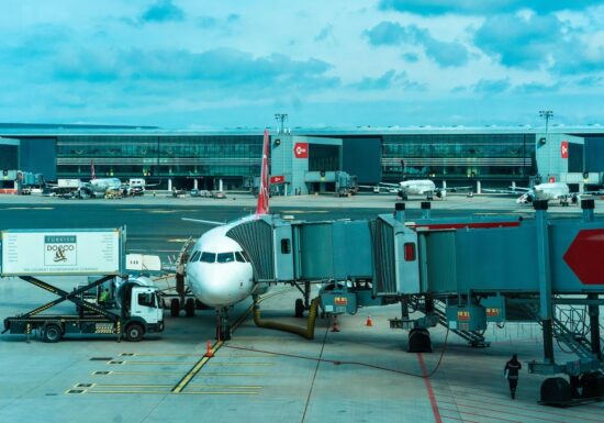 Cum afectează războiul din Iran milioane de planuri de călătorie: Recomandări pentru cei care care au zboruri programate sau vor să-și cumpere bilete