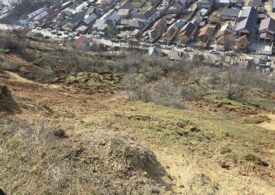 Alunecare de teren pe o stradă din Slatina: 7 case afectate, niciuna nu avea autorizație (Foto & Video)