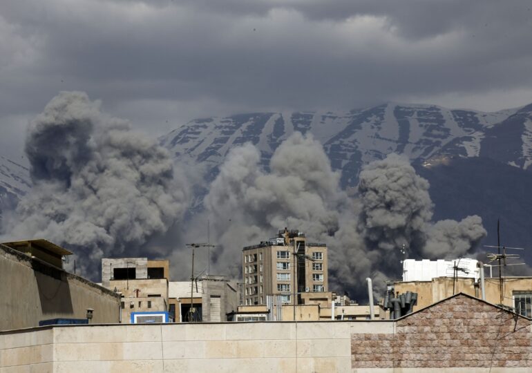 <span style="color:#990000;">LIVE</span> Israelul atacă mortal și în Liban. Avioane americane de luptă, prăbușite în Kuweit (Video). Trump pregătește poporul pentru multe victime și spune că războiul ar putea dura 4-5 săptămâni. Iranul nu e dispus să negocieze