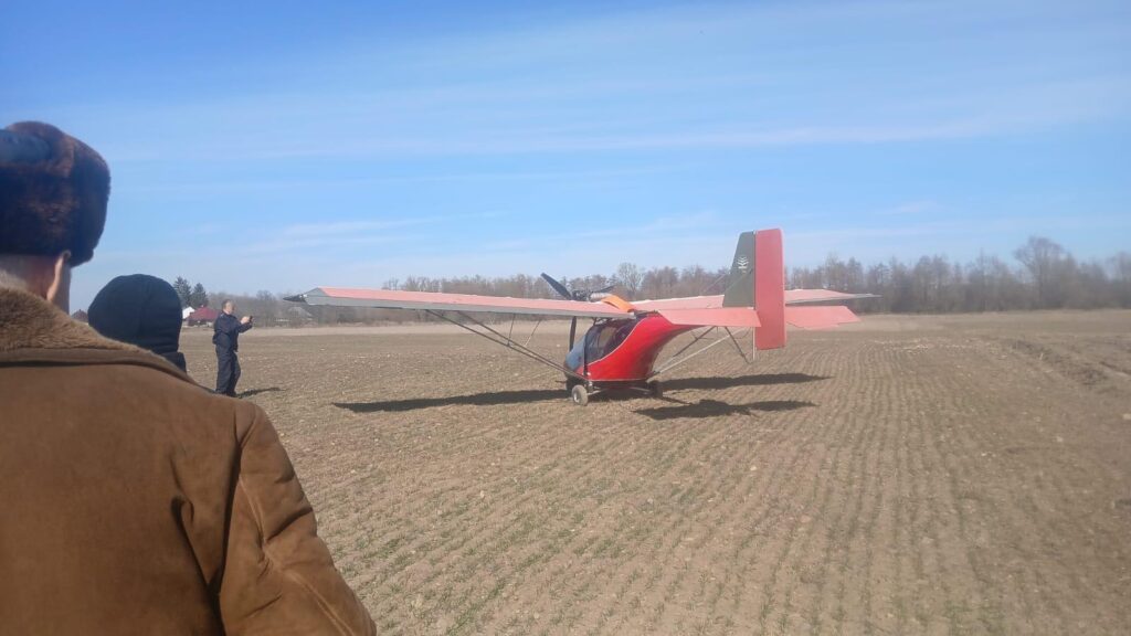 Un ucrainean a aterizat cu avionul la Suceava, după ce a fugit de războiul din țara sa. S-a ales cu dosar penal (Foto & Video)