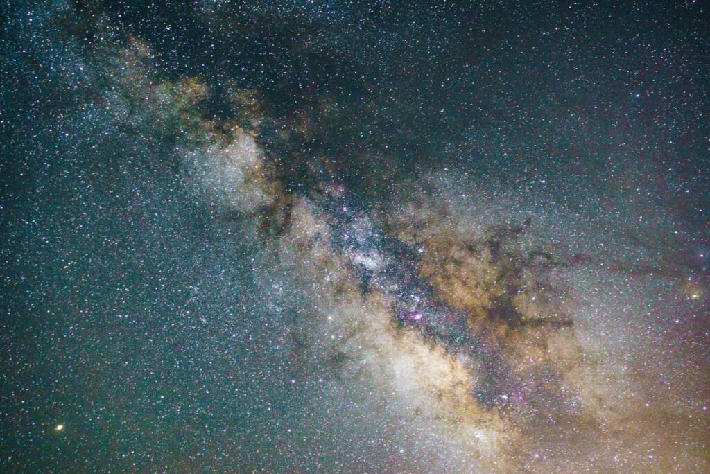 Există bacterii care pot supraviețui în spațiu și răspândi viața între planete