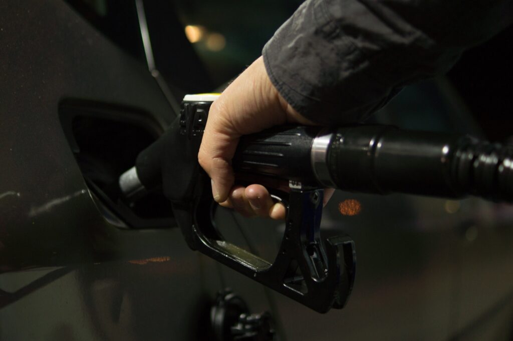 Analist economic, despre tăierea taxelor la carburanți: Decizia nu mai are impact semnificativ la pompă