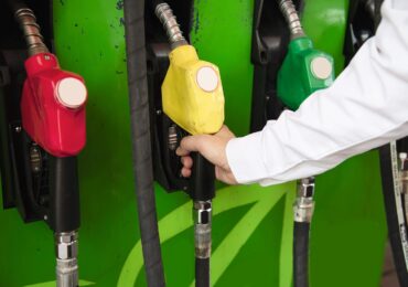 Benzina și motorina se scumpesc din nou, după atacurile din Marea Neagră și spaima kazahilor de a ne mai trimite țiței