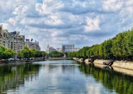 Bloomberg: După ani de creștere bazată pe consum, economia României încetinește brusc. Mii de firme se închid, iar deficitul rămâne uriaș