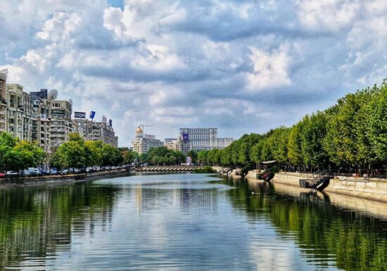 Bloomberg: După ani de creștere bazată pe consum, economia României încetinește brusc. Mii de firme se închid, iar deficitul rămâne uriaș