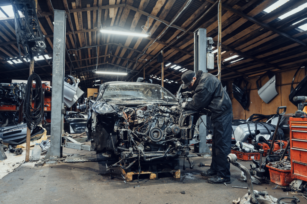 Extremele pieței auto: Un Mercedes din România a avut 22 de proprietari, iar un Jaguar a fost înmatriculat în 7 țări