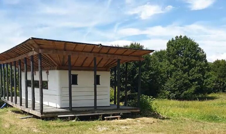 Casele din carton și cânepă câștigă teren în România. Pot fi montate în doar două zile