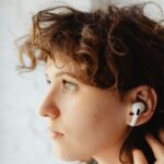 Cum poate o banală pereche de căști audio să provoace infecție și cum previi asta