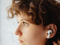 Cum poate o banală pereche de căști audio să provoace infecție și cum previi asta