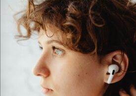 Cum poate o banală pereche de căști audio să provoace infecție și cum previi asta