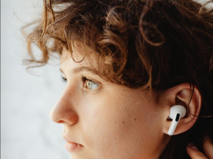 Cum poate o banală pereche de căști audio să provoace infecție și cum previi asta