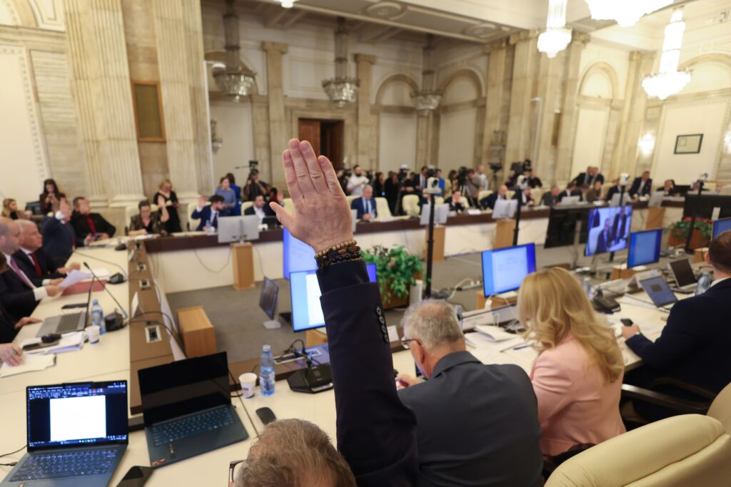 Scandal în Comisia de Buget pe pachetul social. Amendamentul a picat de două ori, ședința a fost suspendată. Unde s-a rupt înțelegerea PSD cu AUR