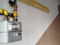 Bolojan: Prețul gazului pentru populație rămâne plafonat până în aprilie 2027. Guvernul pregătește și un plan pentru reducerea prețurilor la curent