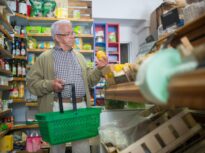 Inflația a scăzut în februarie la 9,3%. Cafeaua și biletele CFR, printre cele mai mari scumpiri din ultimul an