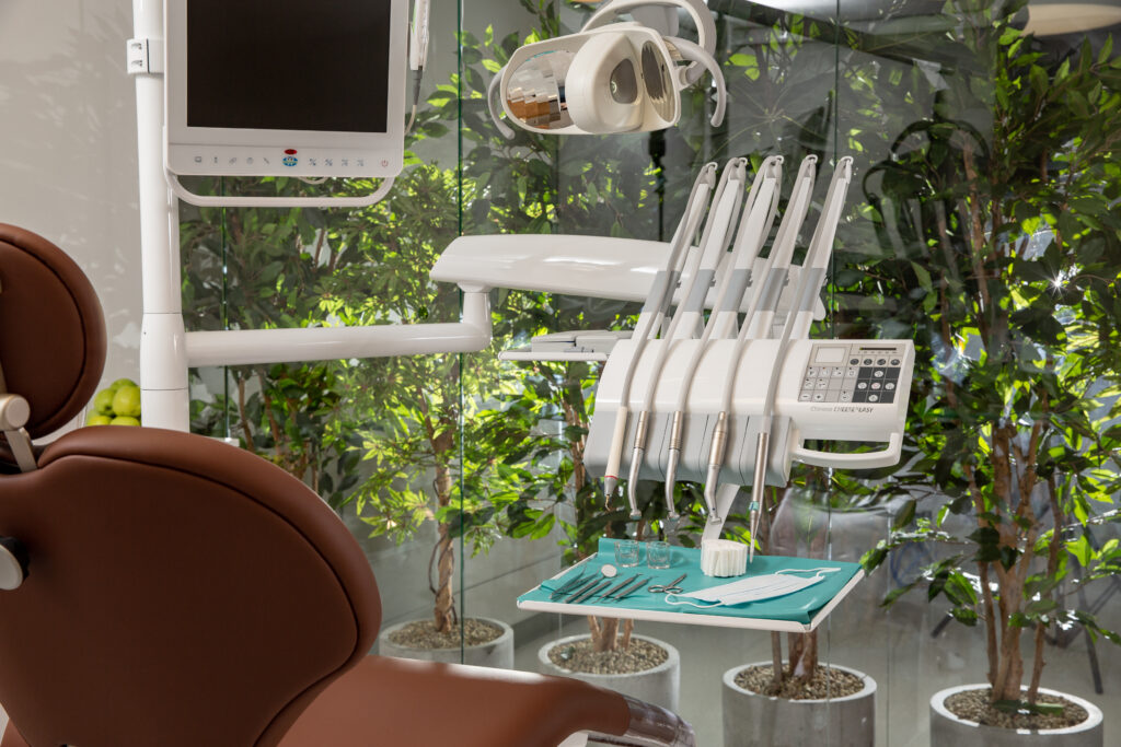 designul-zambetului-cum-implantul-dentar-i-coroane