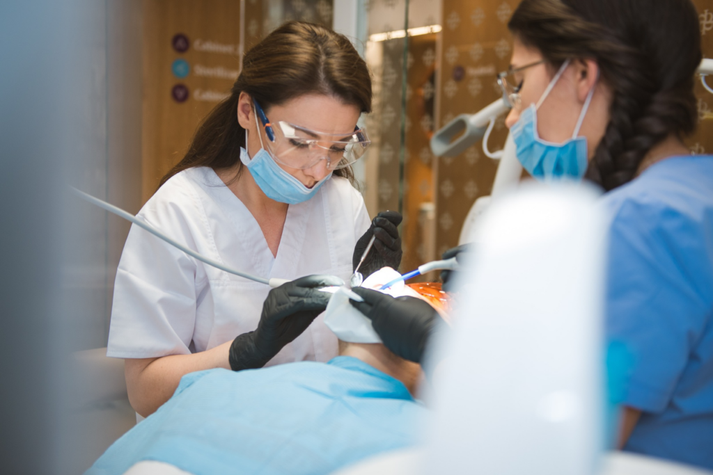 Designul zâmbetului: cum implantul dentar și coroanele dentare lucrează împreună pentru proporțiile ideale