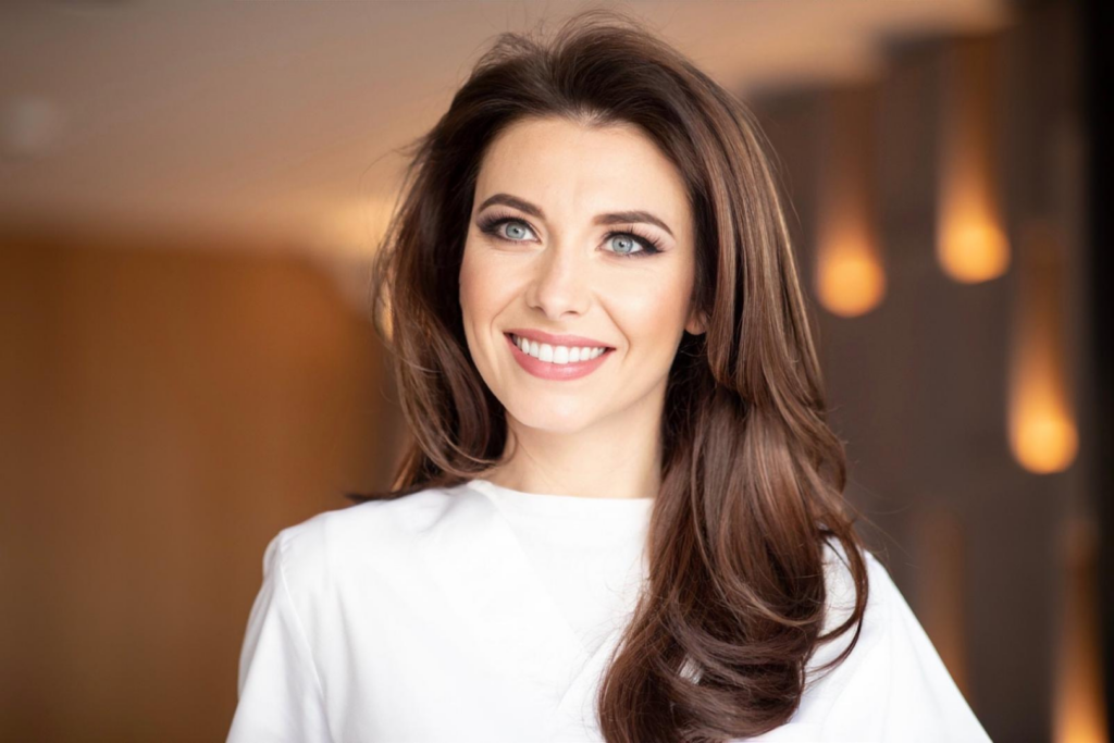 designul-zambetului-cum-implantul-dentar-i-coroane