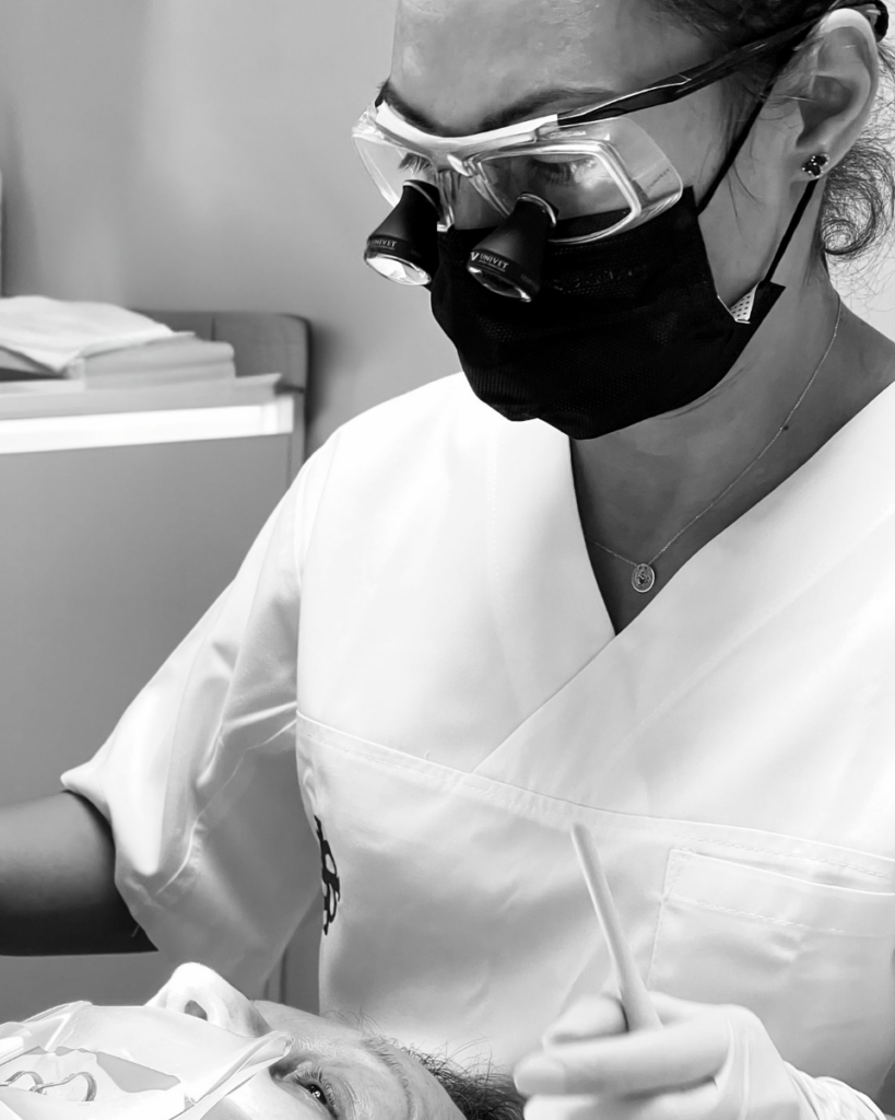 designul-zambetului-cum-implantul-dentar-i-coroane