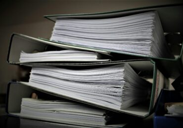 MAE declasifică peste 5.000 de dosare din anii ’90. Țoiu: Românii au dreptul să știe cu adevărat istoria