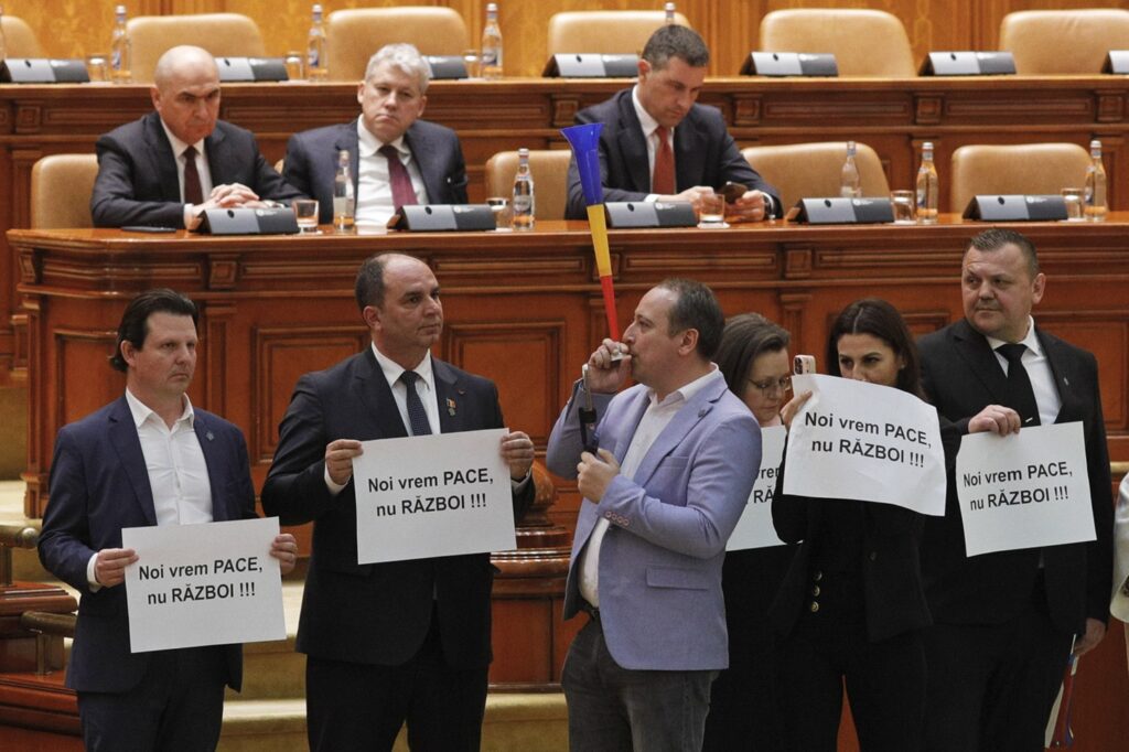 Parlamentul a aprobat cererea SUA de a trimite noi forțe și echipamente în România. Scandal ca pe maidan, cu vuvuzele și fluiere. Grindeanu a suspendat dezbaterile