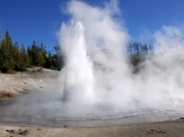 Cel mai mare gheizer acid din lume s-a trezit după șase ani și face spectacol