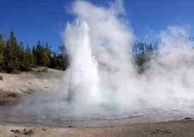 Cel mai mare gheizer acid din lume s-a trezit după șase ani și face spectacol