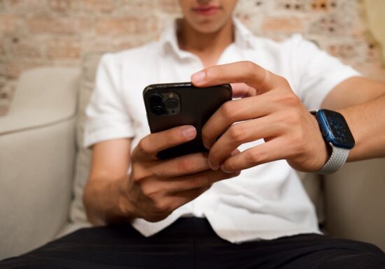 Recomandări de huse premium din fibră de aramidă pentru telefoane în 2026. TOP 6 opțiuni pentru iPhone și Samsung