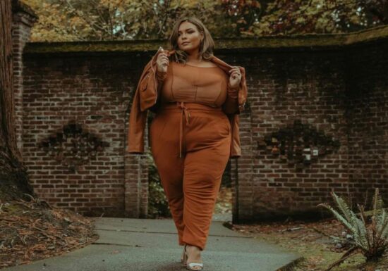 Uită de tocuri! De ce seturile plus size într-o singură culoare sunt soluția magică pentru un look de birou mai zvelt și impunător
