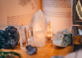 Vreau să atrag o relație nouă și sănătoasă. Ce cristale rezonează cu energia iubirii în 2026? 7 pietre care susțin armonia emoțională