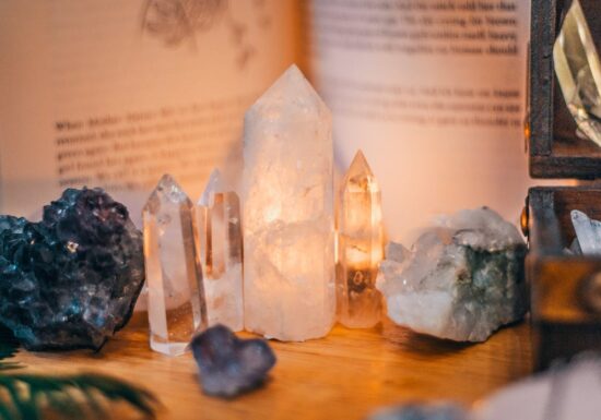 Vreau să atrag o relație nouă și sănătoasă. Ce cristale rezonează cu energia iubirii în 2026? 7 pietre care susțin armonia emoțională