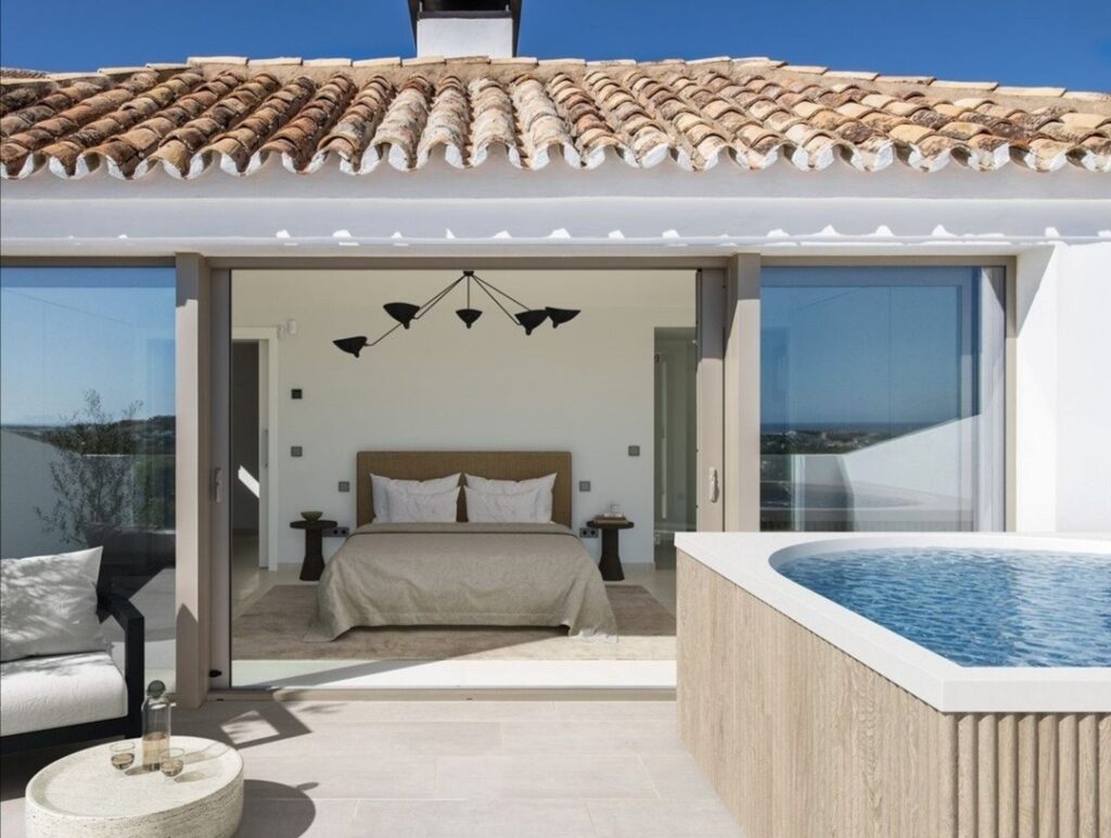 De ce un jacuzzi exterior este o alegere mai bună decât o piscină pentru grădină
