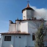 Incendiu la o biserică monument istoric din Prahova. Circa 120 de persoane se aflau în interior (Video)