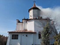 Incendiu la o biserică monument istoric din Prahova. Circa 120 de persoane se aflau în interior (Video)