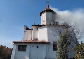 Incendiu la o biserică monument istoric din Prahova. Circa 120 de persoane se aflau în interior (Video)