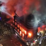 Un incendiu uriaș închide cea mai aglomerată gară din Scoția. Zeci de pompieri se luptă cu flăcările (Video)