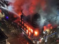 Un incendiu uriaș închide cea mai aglomerată gară din Scoția. Zeci de pompieri se luptă cu flăcările (Video)